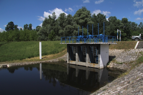 Vízszintszabályozó (háromtáblás zsilip) műtárgy a Korcsina-csatornán (Fotó: Balatonyi László)